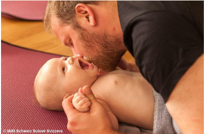 Massage bébé & lien parent-enfant -IAM – Image 3